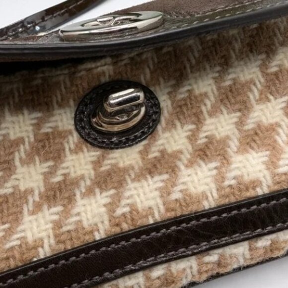 Pristine 2005 Coach Wool Houndstooth & Suede Turn-lock Wristlet - Picture 4 of 10